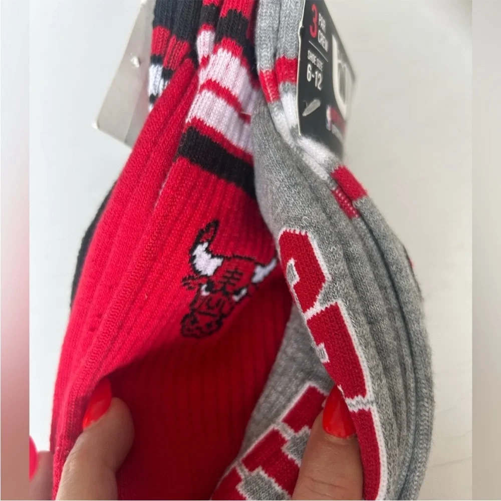 ⭐️ NEW NEW NBA Chicago Bulls Men’s Crew Socks 3-Pack Gray Red Black 6–12